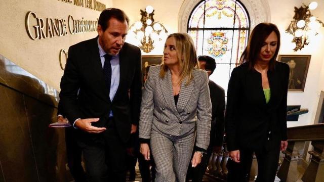 El ministro de Transportes y Movilidad Sostenible, Óscar Puente, y la alcaldesa de Granada, Marifrán Carazo, a su llegada a la firma de la integración ferroviaria en la ciudad, el pasado 11 de octubre