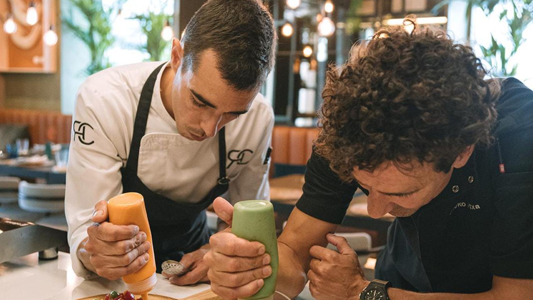 Eneko Atxa cocinando en el Basque de Sevilla junto con Antonio García, el cocinero responsable.