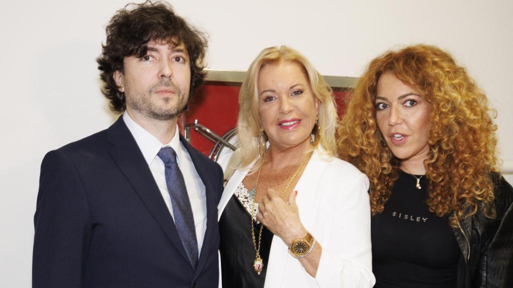 Bárbara Rey junto a sus hijos en un acto en Madrid celebrado en 2022.