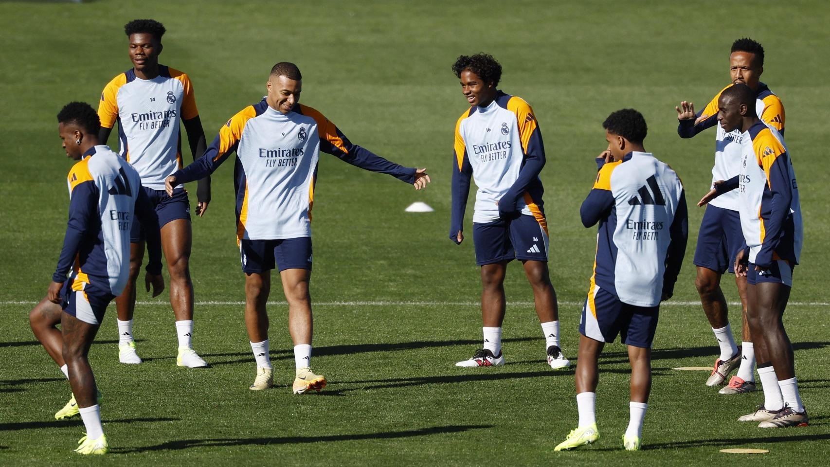 Los futbolistas del Real Madrid realizan ejercicios de calentamiento antes del partido frente al Celta de Vigo.