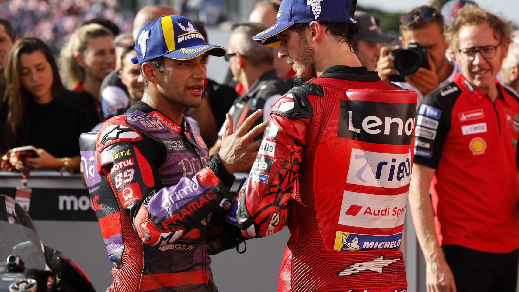 Peco Bagnaia y Jorge Martín se saludan tras el GP de Japón de MotoGP 2024