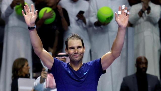 Rafa Nadal saluda al público.