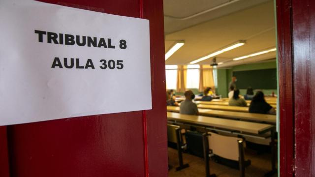 Aula de examen de unas oposiciones.