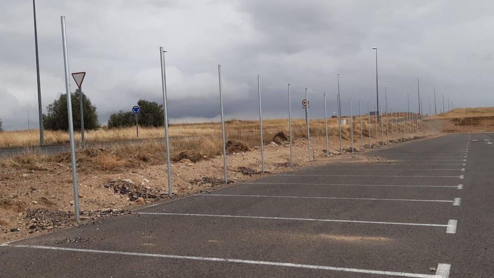 Imagen del vallado de tres metros que se está instalando en el aeropuerto de Ciudad Real.