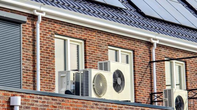 Imagen de archivo de una vivienda con bombas de calor instaladas.