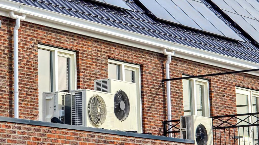 Imagen de archivo de una vivienda con bombas de calor instaladas.