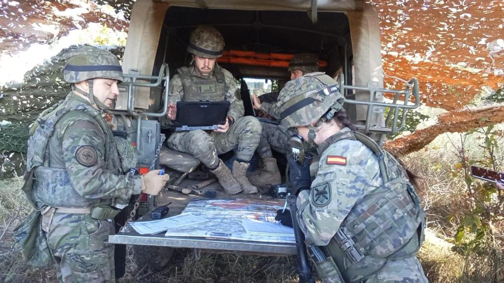 Varios soldados reciben y procesan solicitudes de fuego de los observadores desplegados en la batalla.