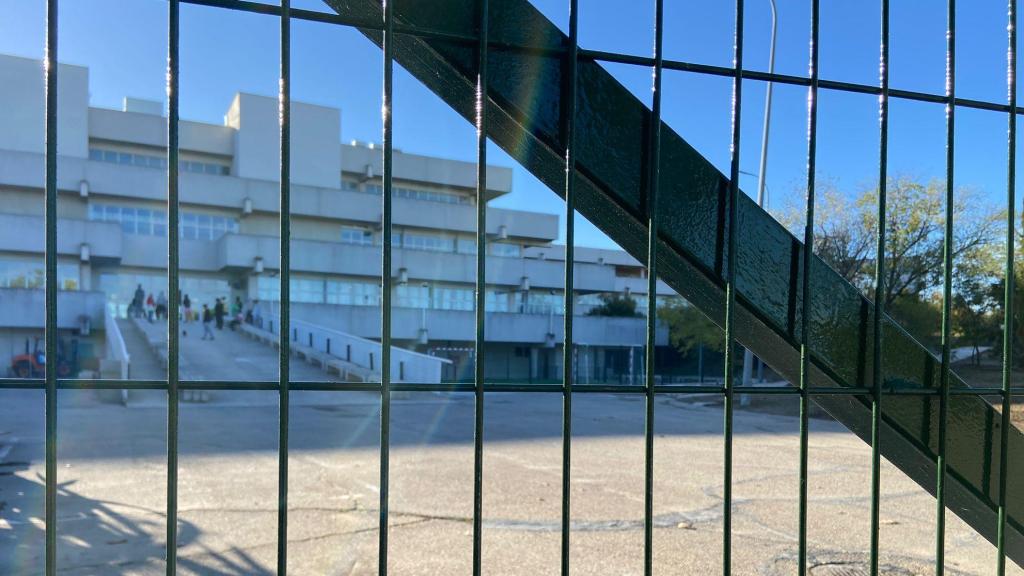 Un grupo de chavales salen al patio en el centro de menores migrantes en Fuenlabrada (Madrid).