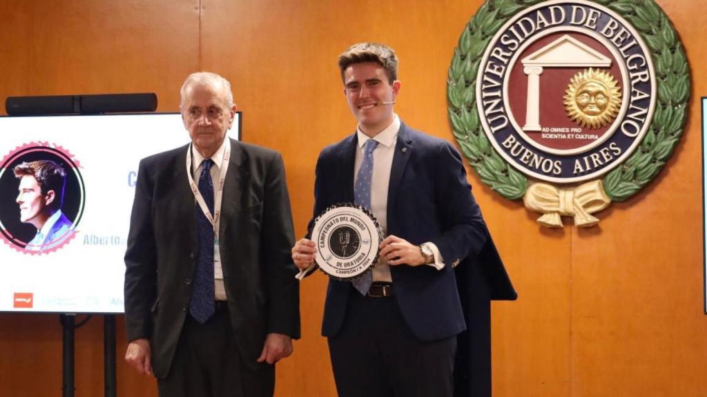 El malagueño Alberto García Chaparro recogiendo su premio.