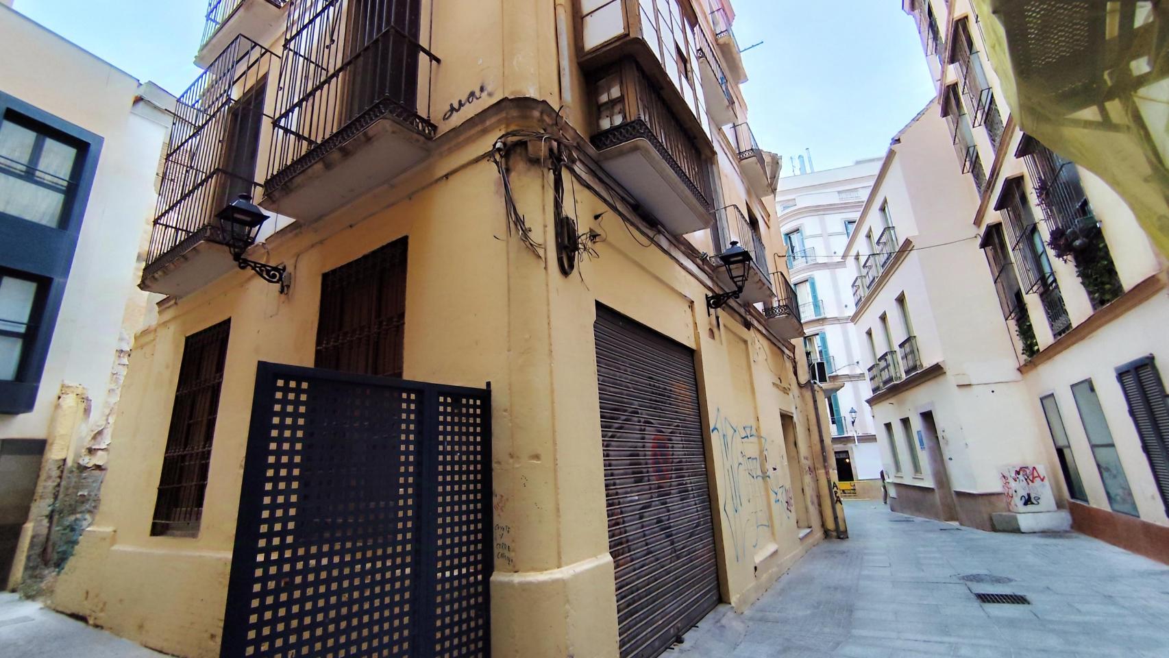 Imagen del edificio de la calle Muro de las Catalinas, en el Centro de Málaga, que va a ser transformado en pisos turísticos.