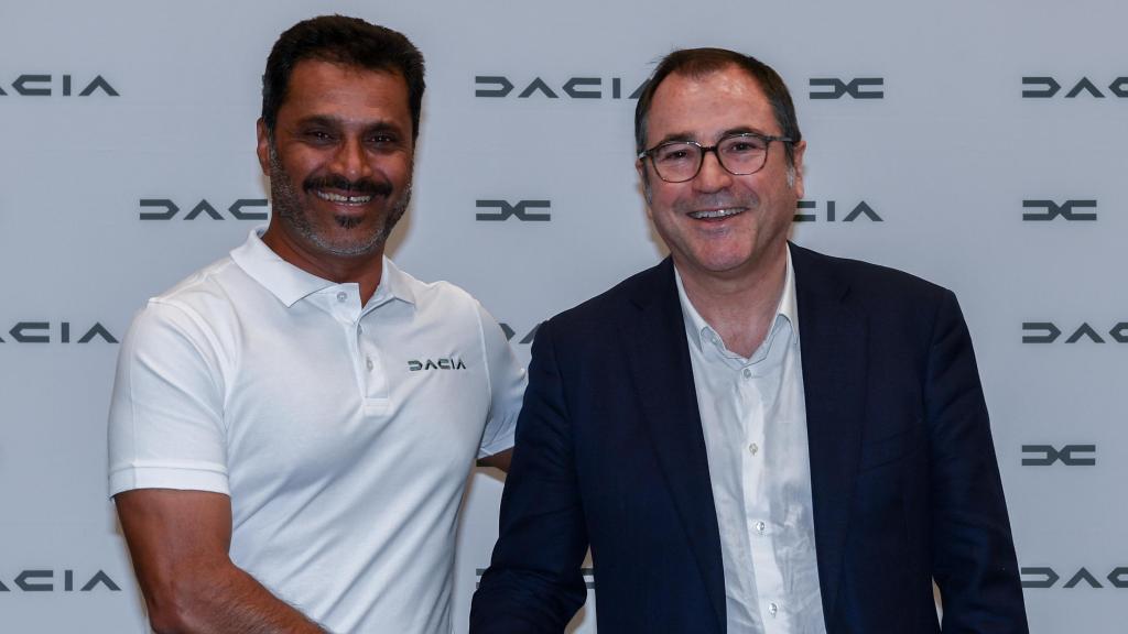 Denis Le Vot (CEO de Dacia), junto al piloto Nasser Al-Attiyah, que participará en el próximo Dakar.