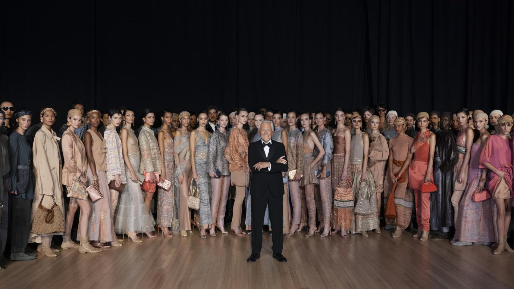 Un 'front row' de ensueño y diseños míticos: así fue el desfile primavera-verano 2025 de Giorgio Armani