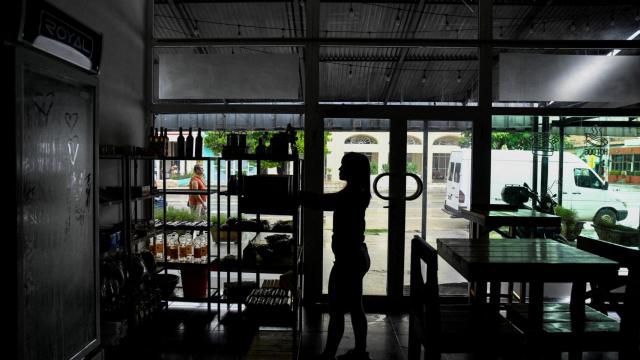 Un comercio sin luz por los apagones en Cuba