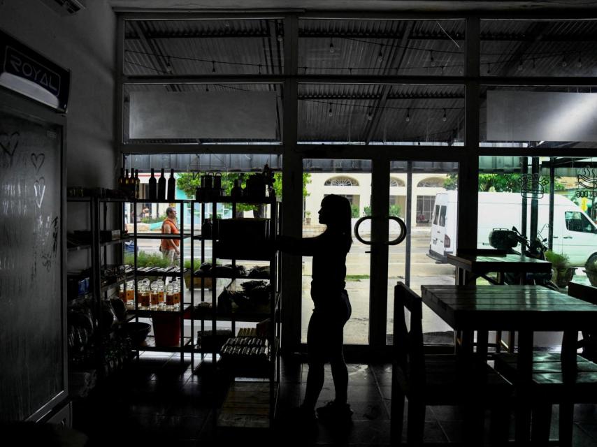 Un comercio sin luz por los apagones en Cuba.