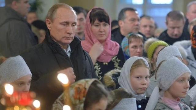 El presidente ruso, Vladimir Putin, rodeado de niños, durante la celebración de la Navidad ortodoxa rusa en una imagen de archivo.