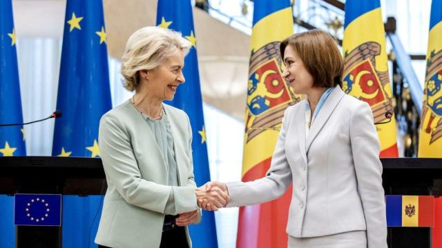 La presidenta de la Comisión Europea, Ursula von der Leyen, durante una visita a Moldavia antes del referéndum de adhesión a la UE.