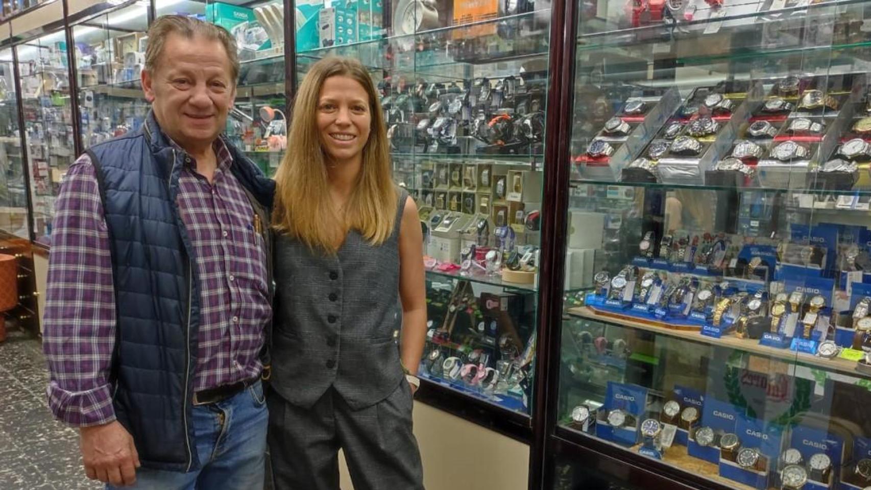 José Gajino y su hija María, junto a decenas de relojes en el interior de Lagares.