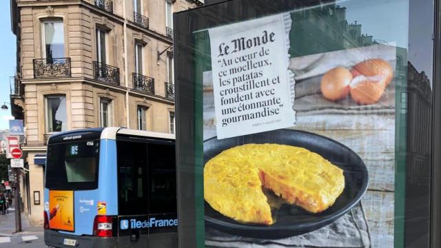 Así luce la tortilla betanceira en el anuncio publicitario en las calles parisinas