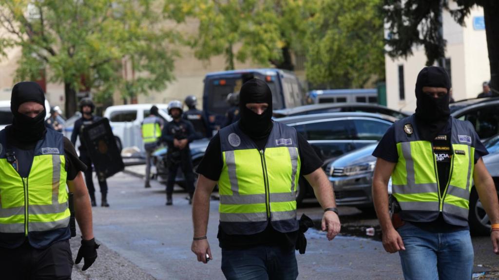 Agentes de la Policía Judicial en las Tres Mil Viviendas.