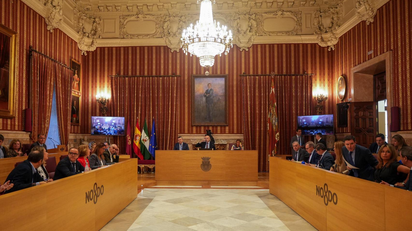 Panorámica del Salón Colón del Ayuntamiento de Sevilla durante la celebración de un Pleno.