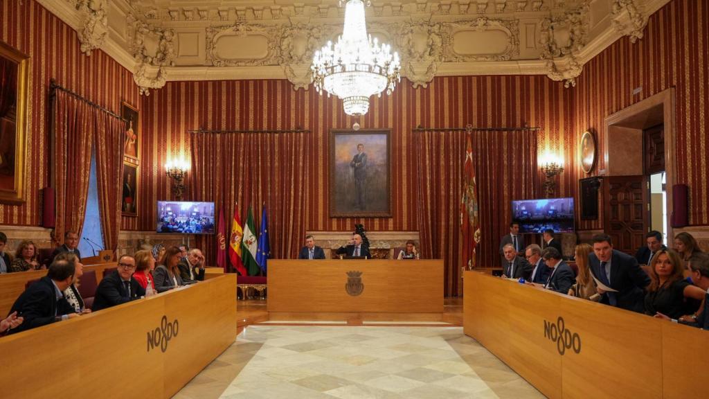 Panorámica del Salón Colón del Ayuntamiento de Sevilla durante la celebración de un Pleno.