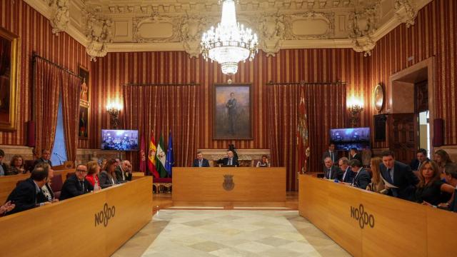 Panorámica del Salón Colón del Ayuntamiento de Sevilla durante la celebración de un Pleno.