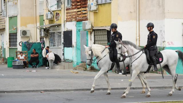 Agentes de caballería de la Policía Nacional en las Tres Mil Viviendas durante el desarrollo de la Operación Vulcano.