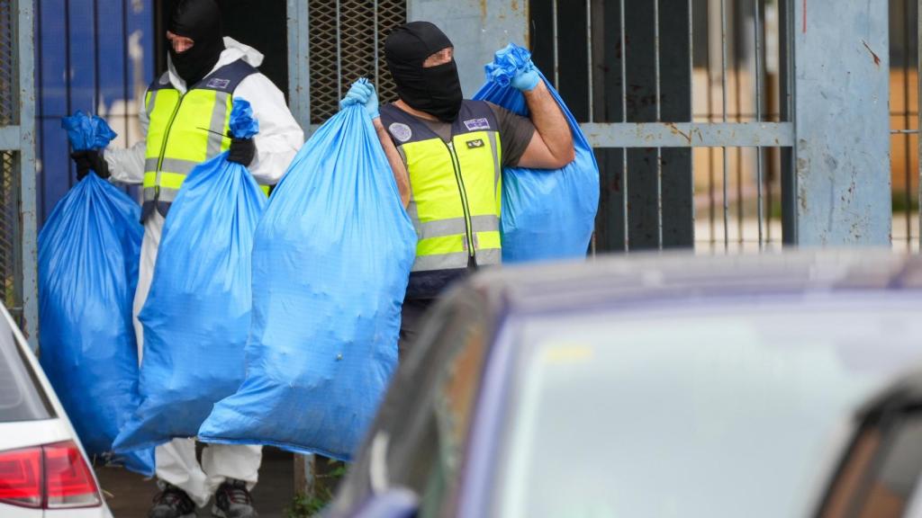 Agentes de la Policía Judicial trasladan bolsas de marihuana incautadas.