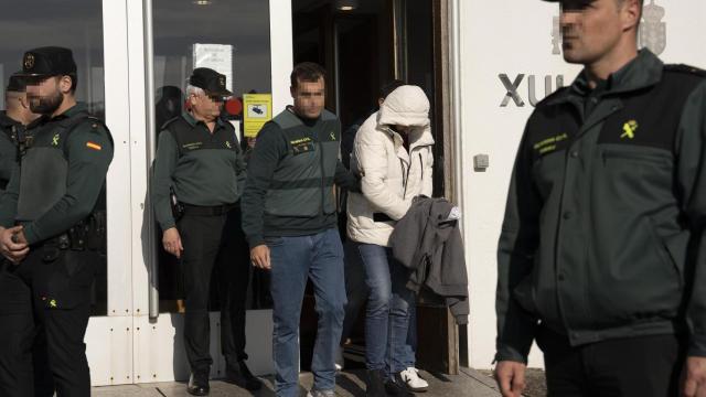 Imagen de archivo de agentes de la Guardia Civil llevan al presunto asesino del joven Soufian