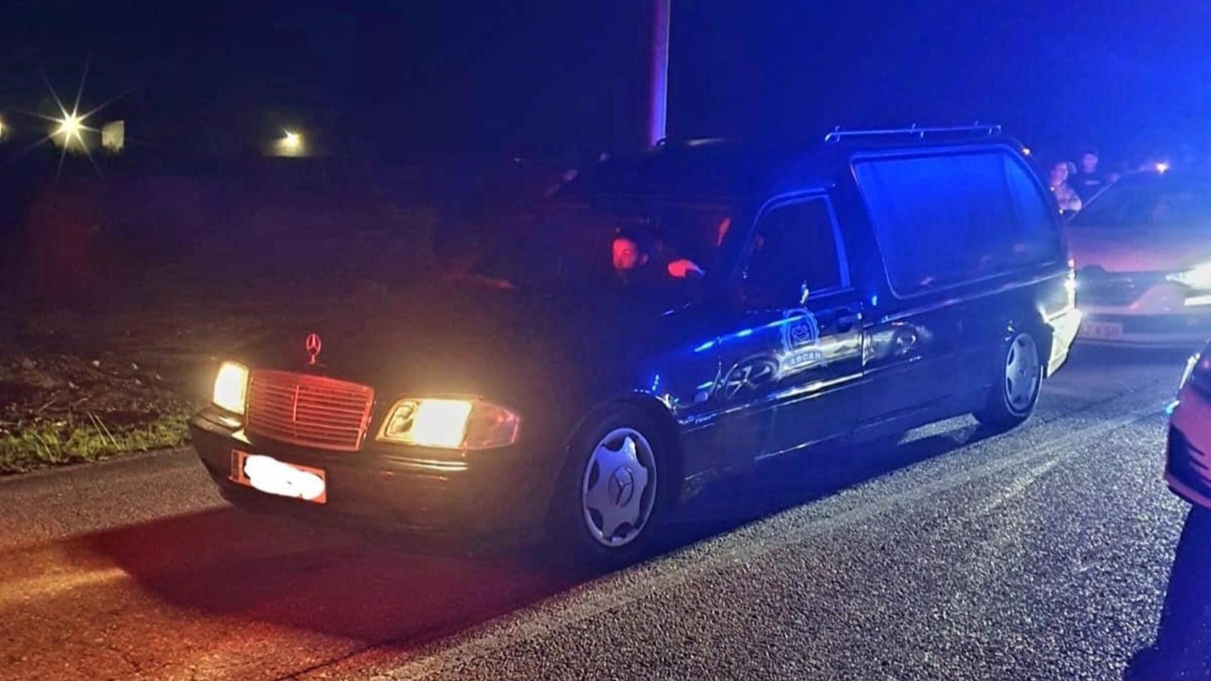 Coche fúnebre en la carrera de O Porriño.