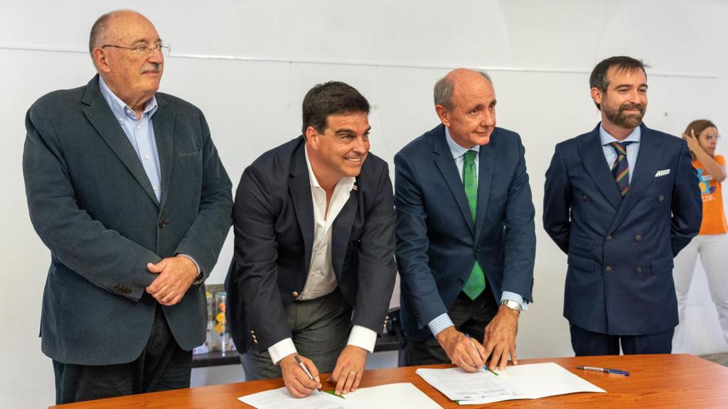 De izda. a dcha.: Vítor Silva, presidente de la agencia de promoción Turística de Alentejo; Luis Rosinha, presidente de la cámara municipal de Campo Maior; Ramón Castresana, director de la Fundación Iberdrola España; Jesús Viñuales, director general de turismo de Extremadura. Foto: Nelson Carvalheiro / Iberdrola