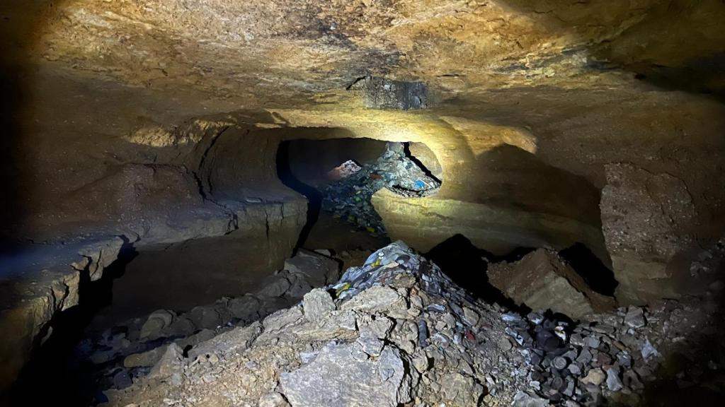 Una mala práctica que ha acelerado el deterioro de las cuevas arenero ha sido rellenarlas con basura y/o escombros.