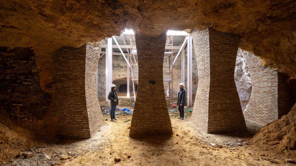 Los primeros pilares que se hicieron para sujetar el cielo de las cuevas arenero fueron de planta cuadrada como en esta cueva de la calle San Mateo.