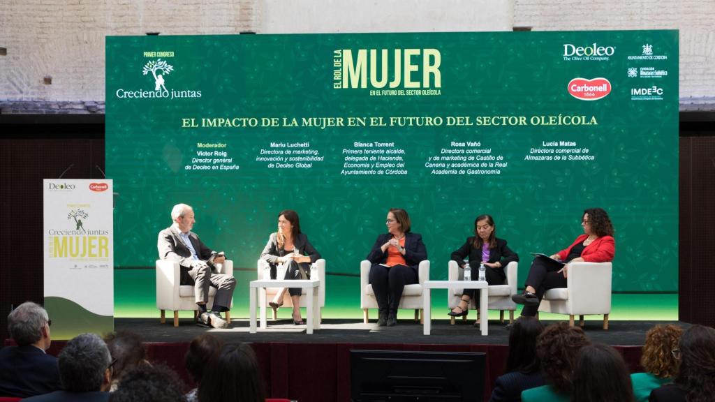 De izquierda a derecha: Víctor Roig, Mariu Luchetti, Blanca Torrent, Rosa Vañó y Lucía Matas.