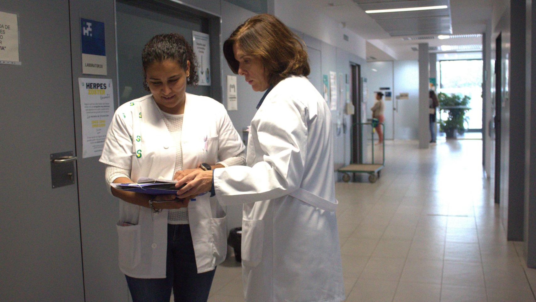 La mediadora Habiba Ahemed Mohamed, a la izquierda, trabajando en el hospital de Hellín.