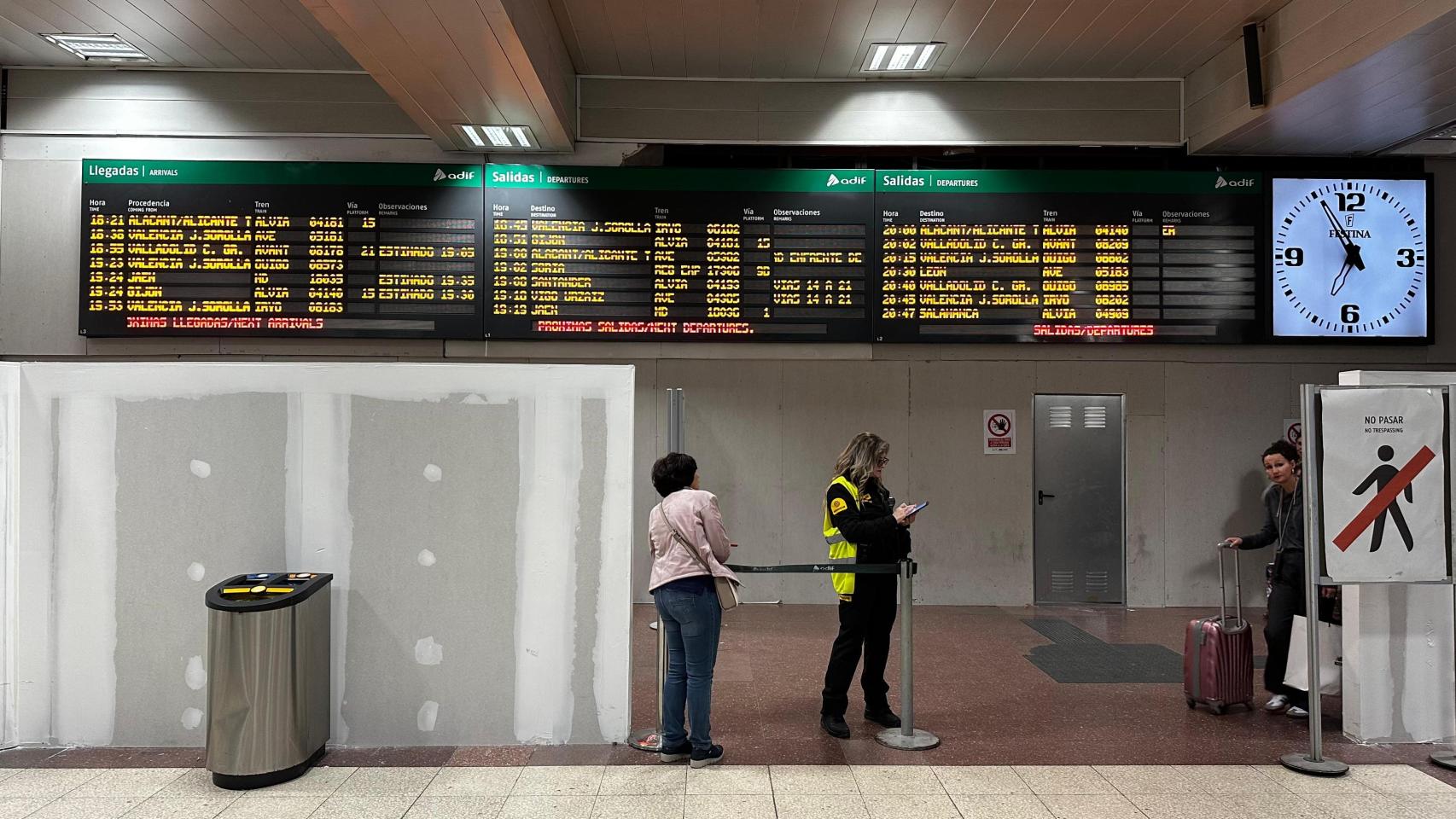 Estación de Chamartín el pasado sábado con varios trenes cancelados.