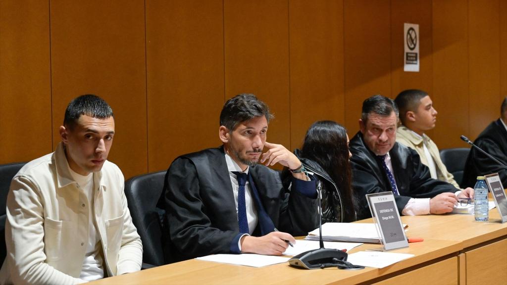 Diego Montaña (i) durante el juicio para esclarecer el asesinato de Samuel Luiz.