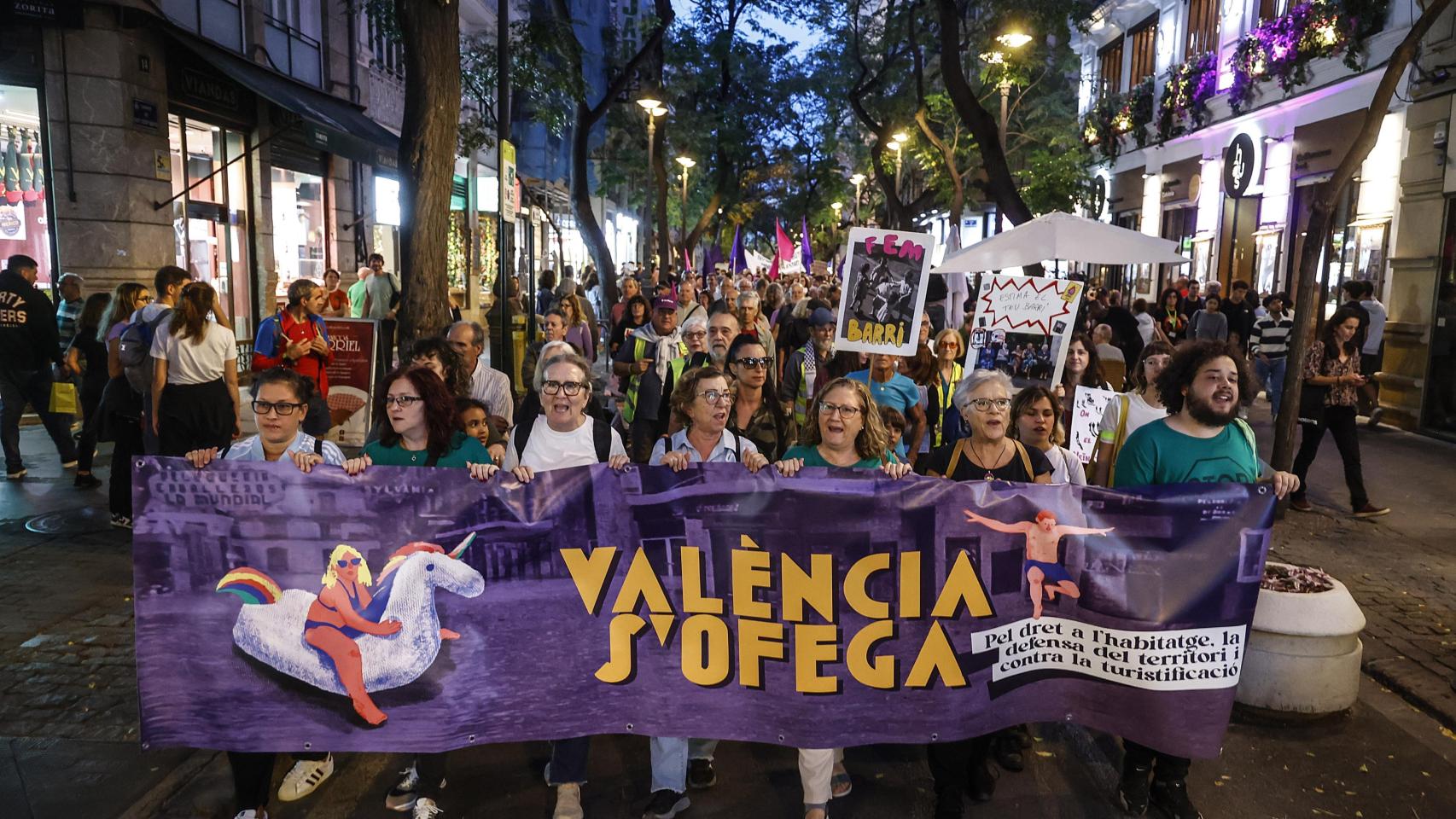 Varias personas durante una manifestación por el derecho a la vivienda, a 19 de octubre de 2024, en Valencia, Comunidad Valenciana (España).