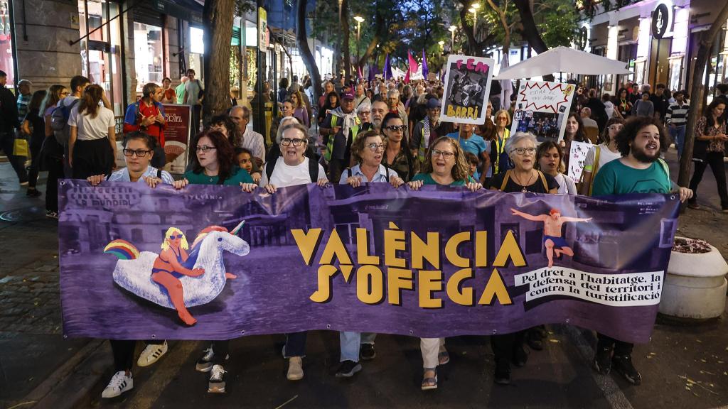 Varias personas durante una manifestación por el derecho a la vivienda, a 19 de octubre de 2024, en Valencia, Comunidad Valenciana (España).