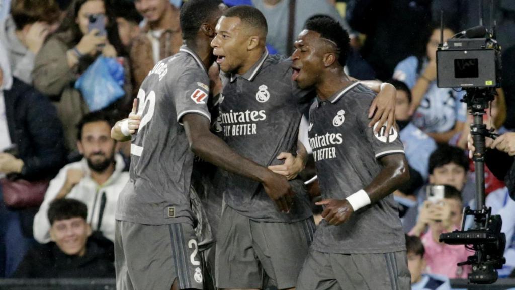 Mbappé, felicitado por sus compañeros del Real Madrid.