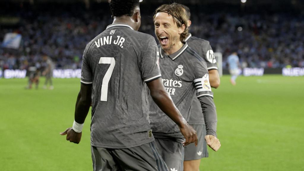 Vinicius se abraza con Modric.