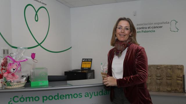 La psicóloga Elena López, paciente de cáncer de mama, en la sede de la AECC en Palencia