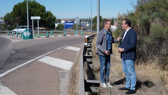 Los alcaldes de Carbajosa de la Sagrada y Santa Marta de Tormes, Pedro Samuel Martín y David Mingo, junto a la rotonda de E. Leclerc