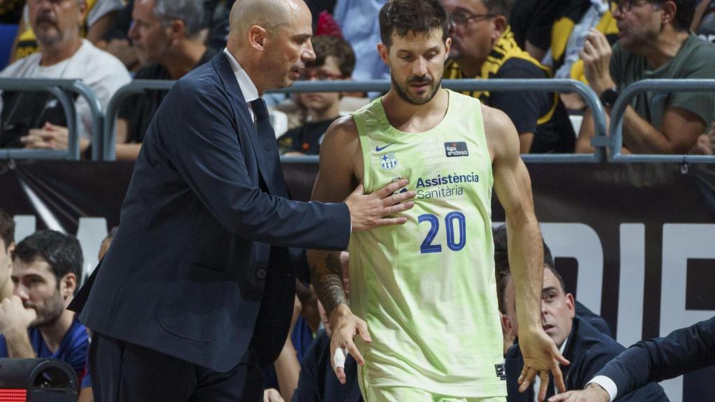 Joan Peñarroya y Nico Laprovittola, en un partido del Barça de basket