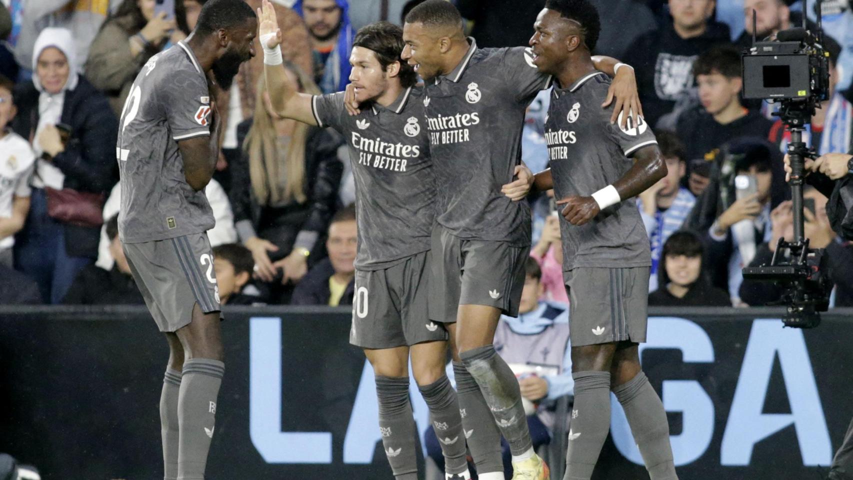 Mbappé, felicitado por sus compañeros del Real Madrid en Balaídos.