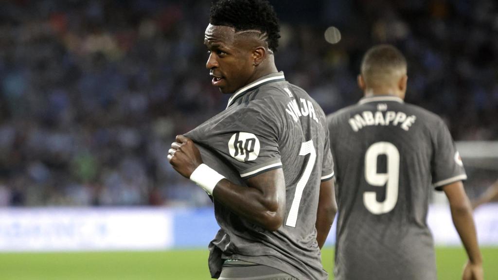 Vinicius celebra el segundo gol del Real Madrid con Mbappé al fondo.