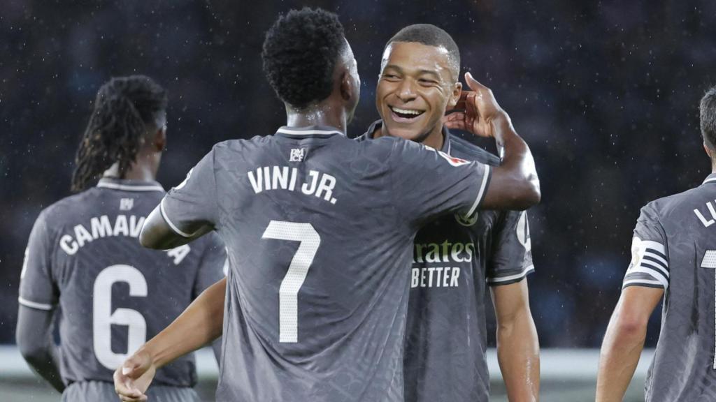 Mbappé y Vinicius se abrazan en la celebración de uno de los goles del Real Madrid.