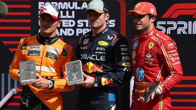 Verstappen, Carlos Sainz y Lando Norris en el podio tras la carrera al sprint del GP de EEUU.