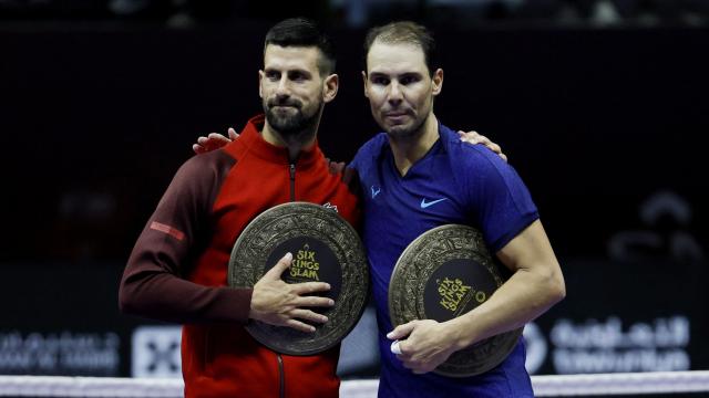 Novak Djokovic y Rafa Nadal se abrazan tras el partido de la Six Kings Slam.