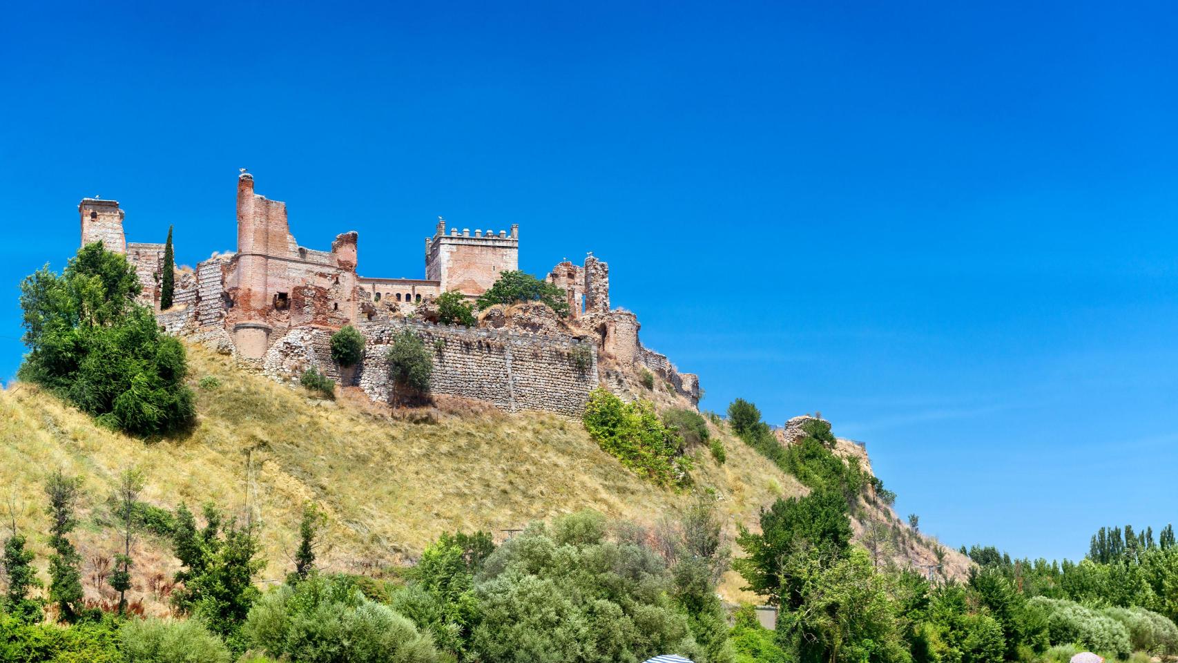 El castillo de Escalona, con la playa del Alberche a sus pies. Foto: Gobierno de Castilla-La Mancha.